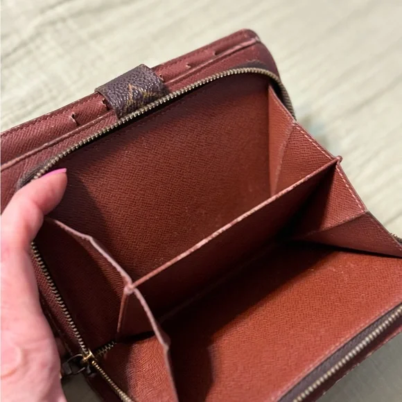 Louis Vuitton Brown and Gold Wallet with Iconic Monogram Design - Picture 10 of 15